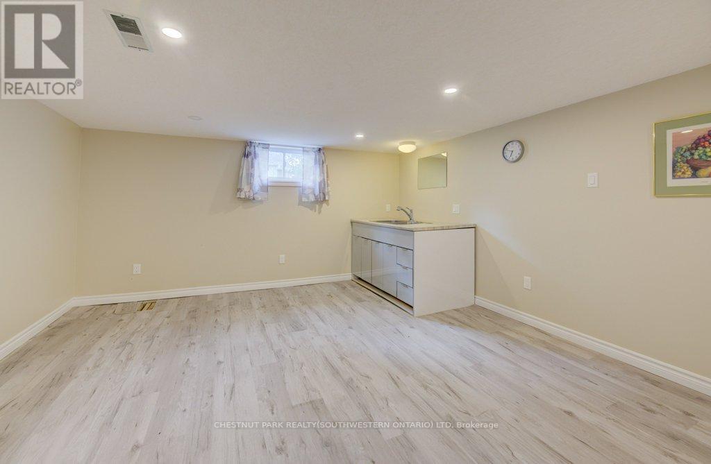 492 Ephraim Street, Kitchener, Ontario  N2B 2C6 - Photo 24 - X12461739