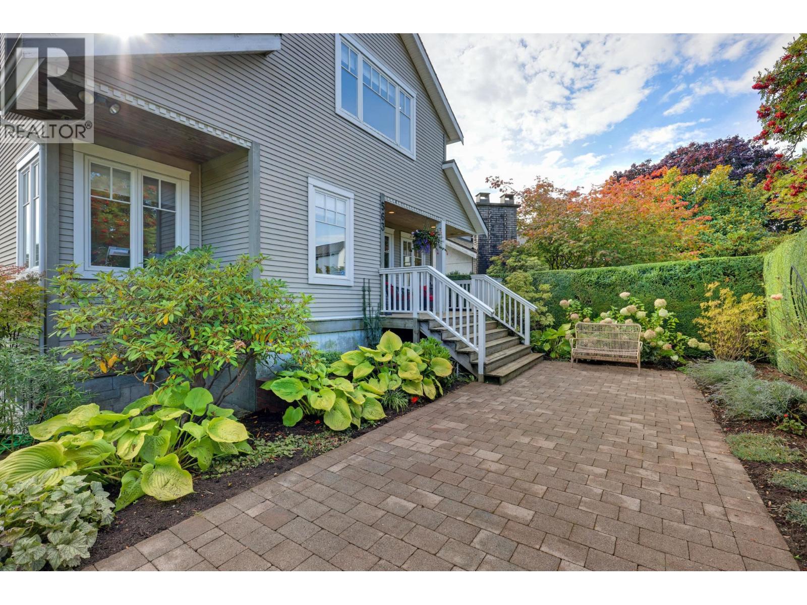 563 E 6th Street, North Vancouver, British Columbia  V7L 1R2 - Photo 2 - R3058364