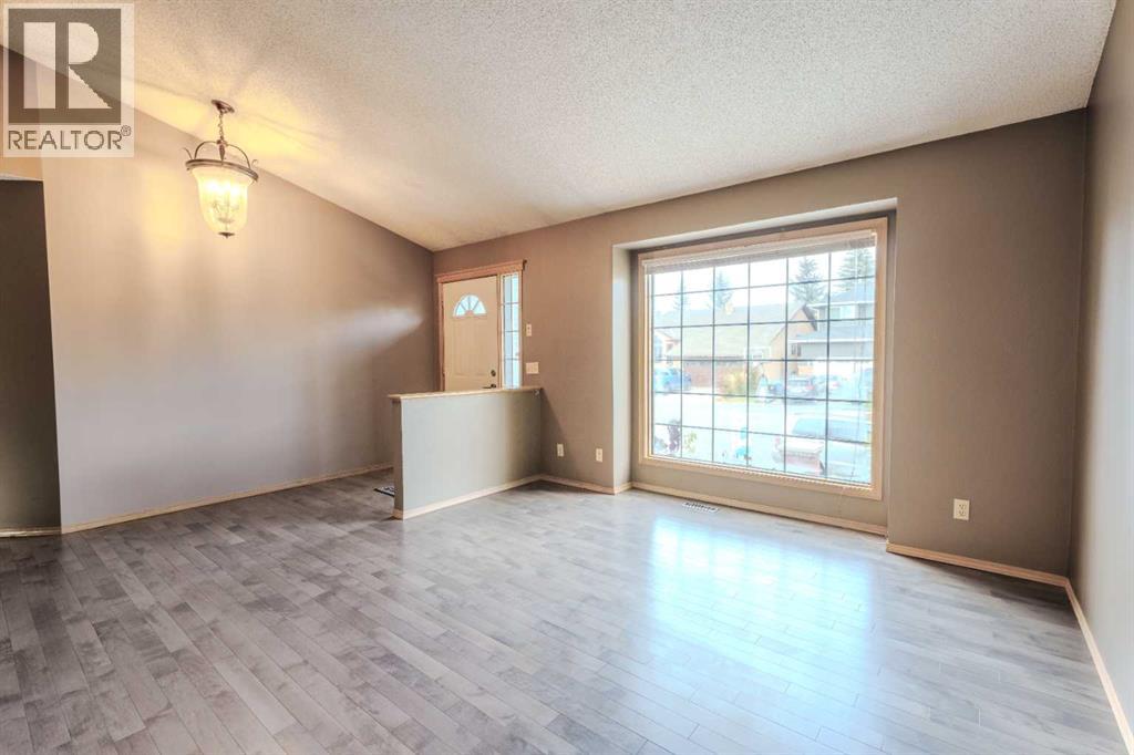 135 Canterbury Court Sw, Calgary, Alberta  T2W 6C1 - Photo 2 - A2261577