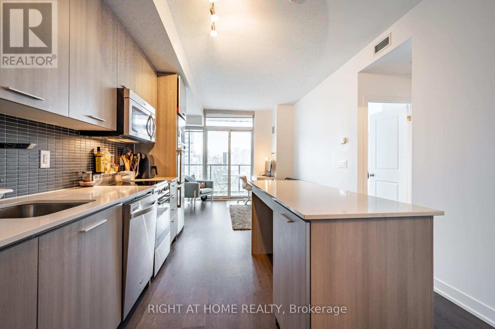 1415 - 105 George Street, Toronto, Ontario  M5A 2N4 - Photo 4 - C12461779