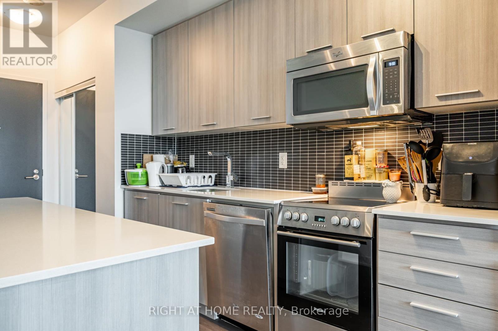 1415 - 105 George Street, Toronto, Ontario  M5A 2N4 - Photo 8 - C12461779