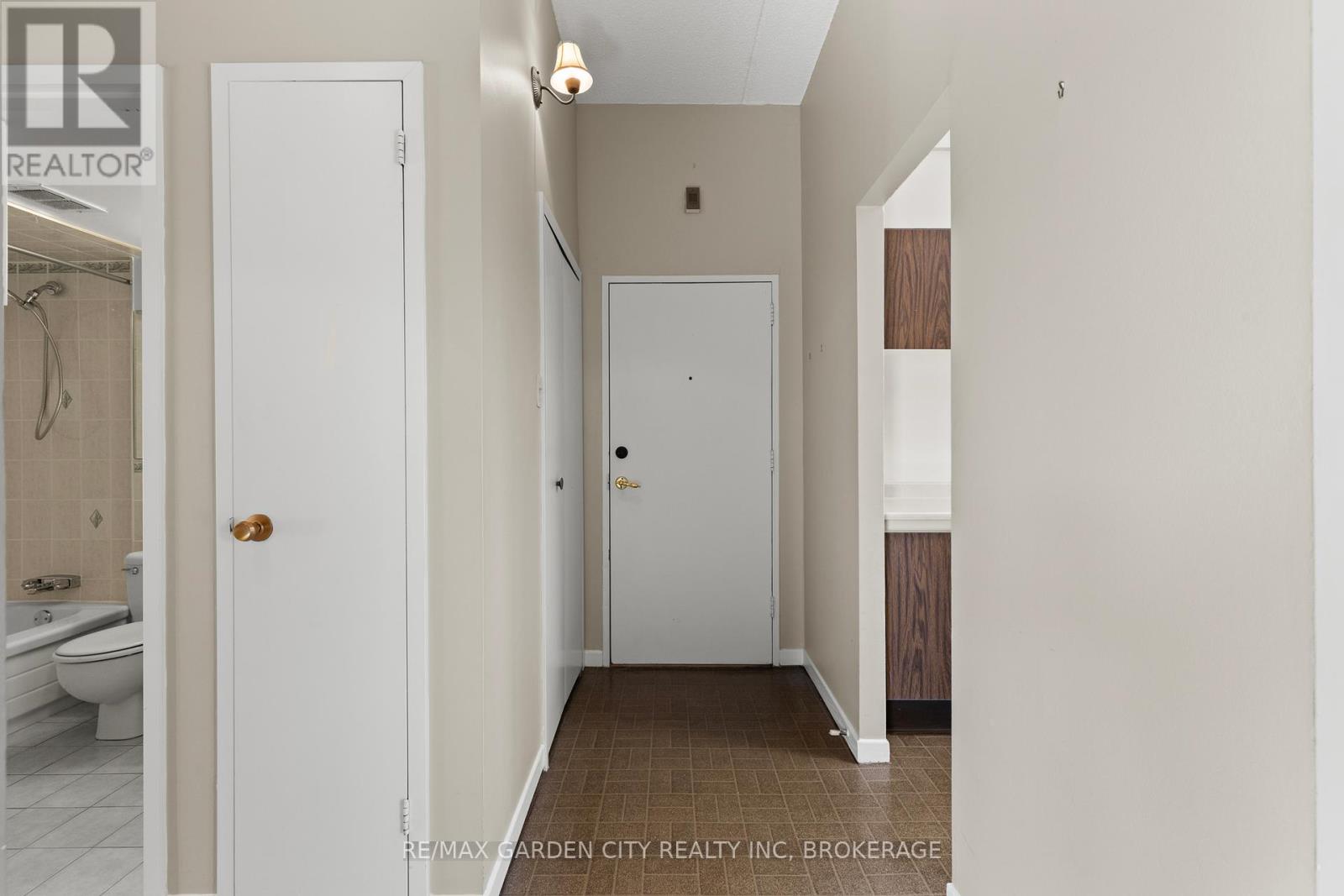 517 - 196 Scott Street, St. Catharines, Ontario  L2N 5T2 - Photo 4 - X12461790
