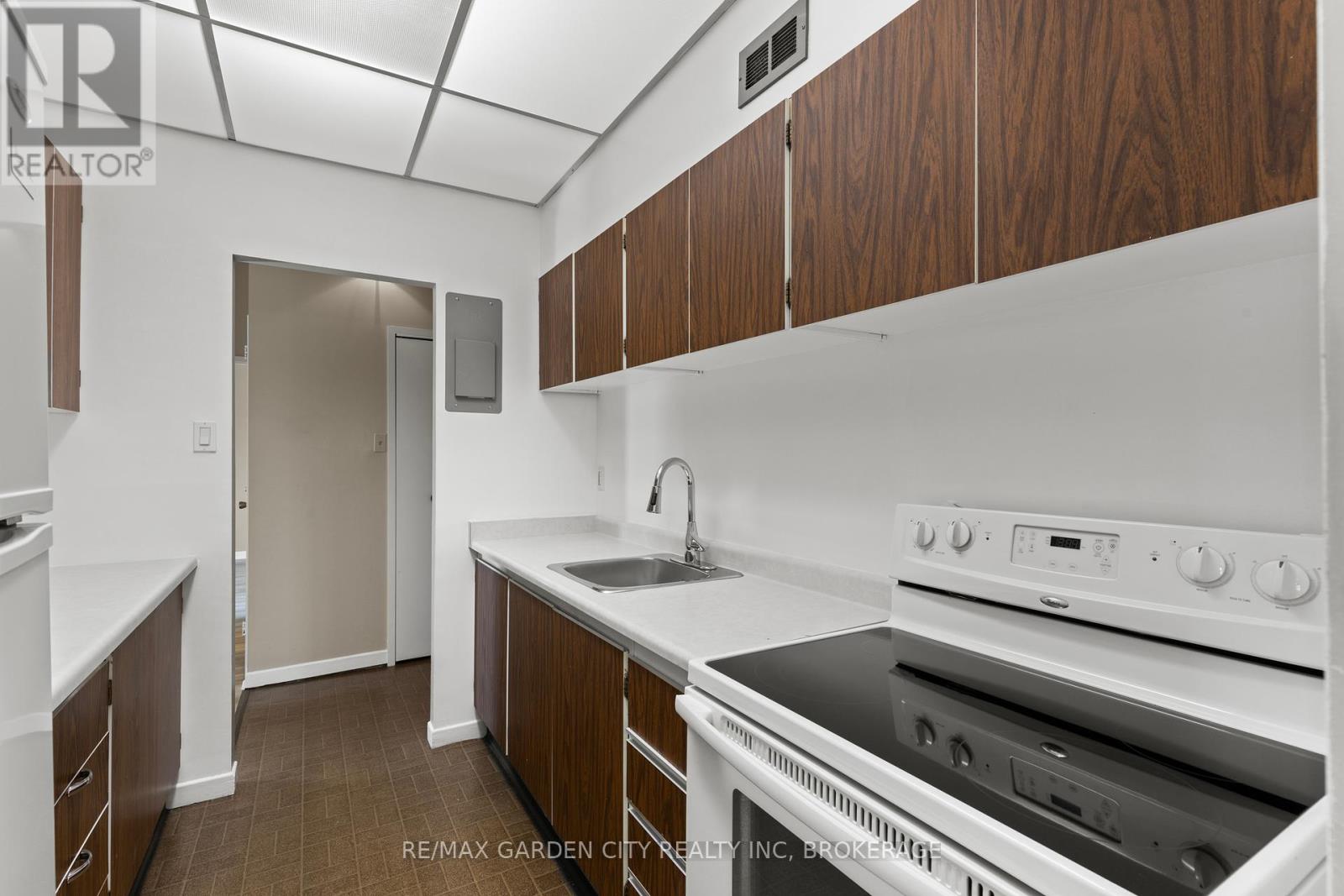 517 - 196 Scott Street, St. Catharines, Ontario  L2N 5T2 - Photo 5 - X12461790