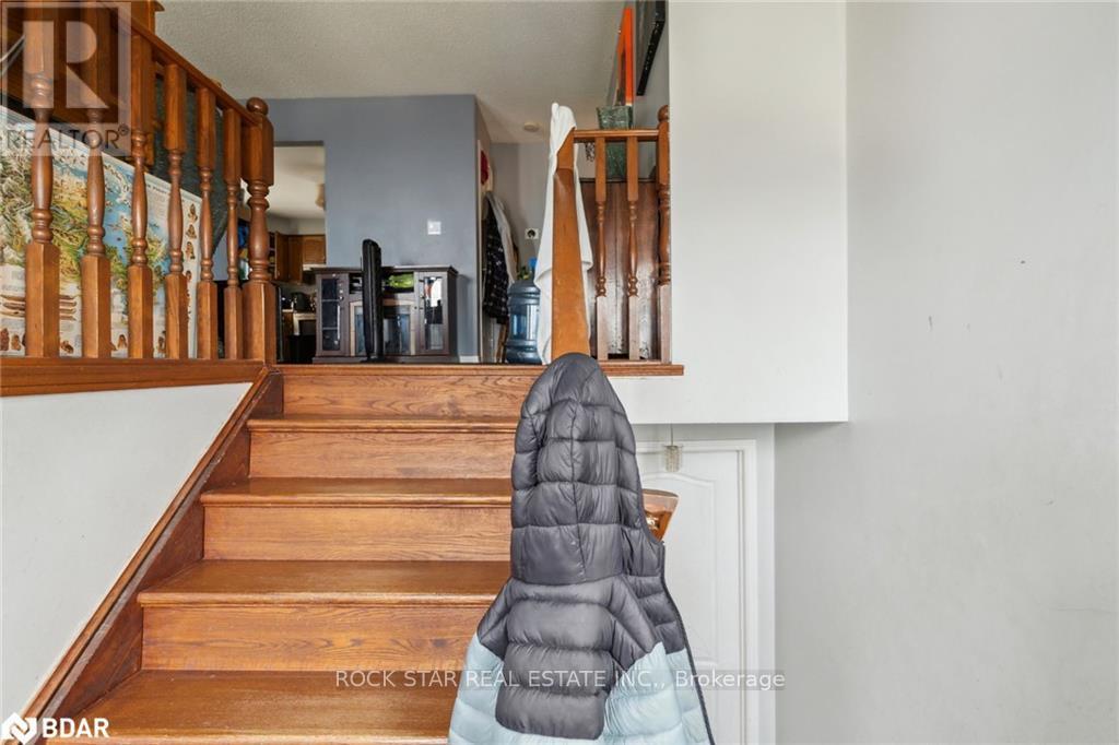 32 Hemlock Street, St. Catharines, Ontario  L2T 4B7 - Photo 5 - X12461777