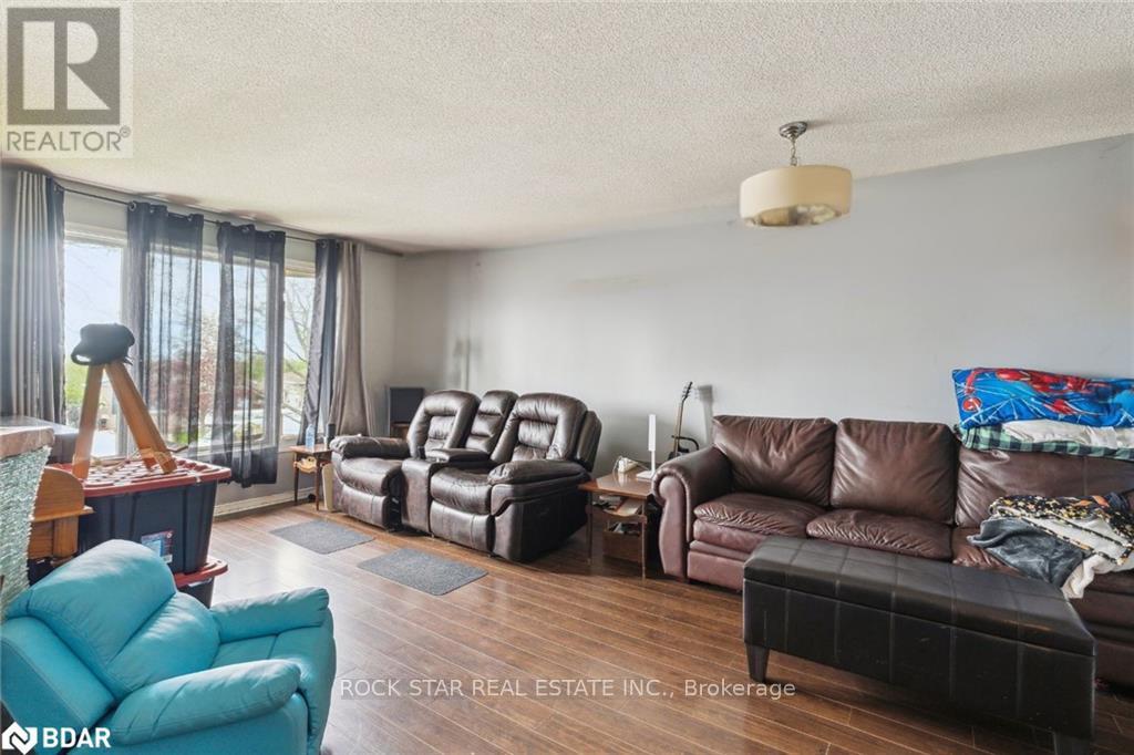 32 Hemlock Street, St. Catharines, Ontario  L2T 4B7 - Photo 7 - X12461777