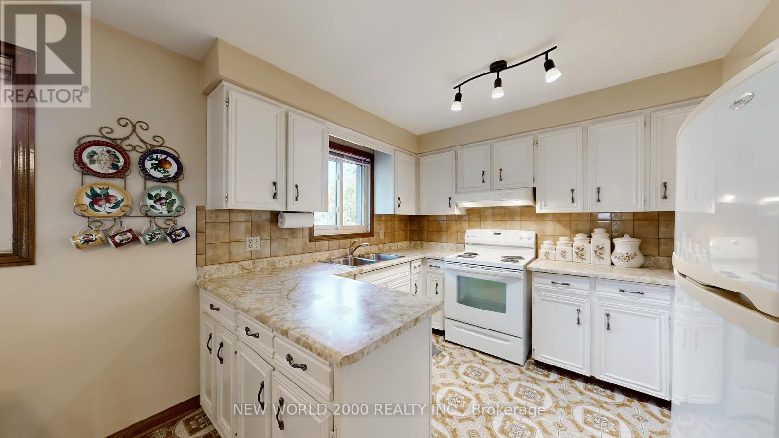 17 Squirewood Road, Toronto, Ontario  M2J 4T2 - Photo 11 - C12461814