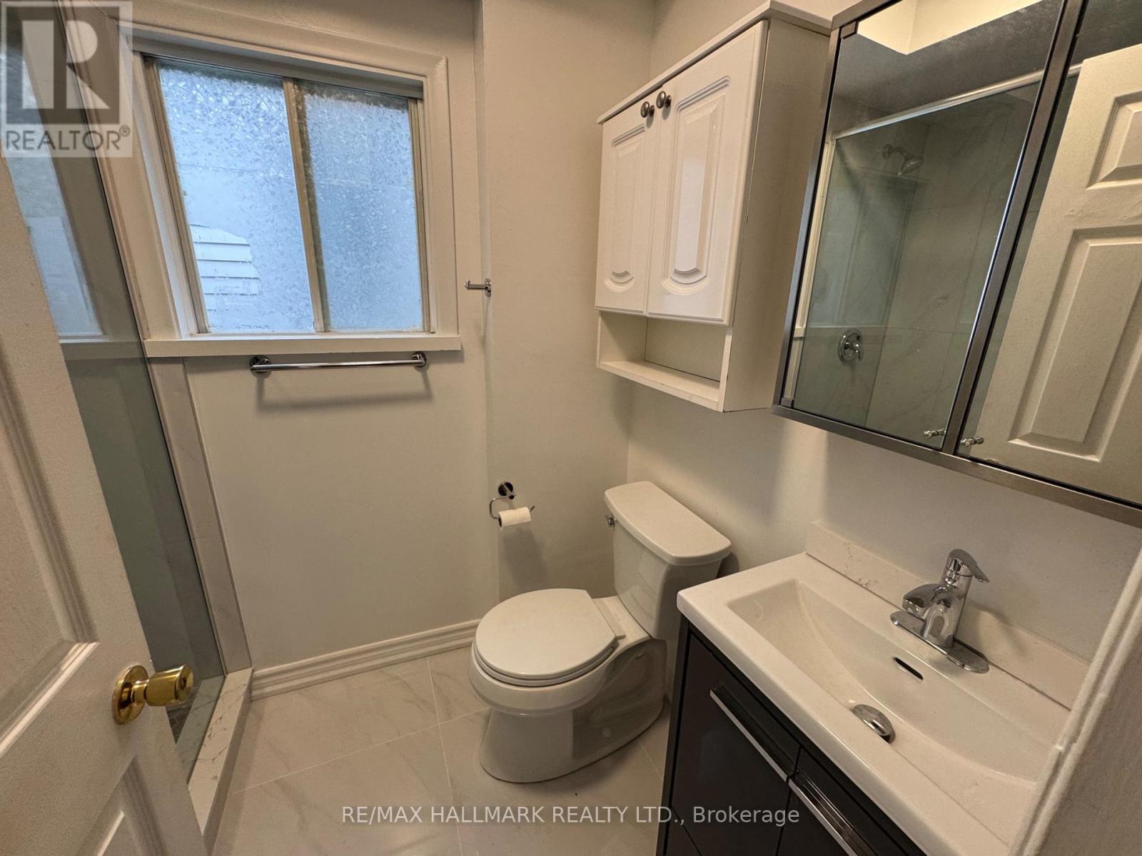 Upper - 57 Hiawatha Avenue, Toronto, Ontario  M4L 2X7 - Photo 11 - E12461818