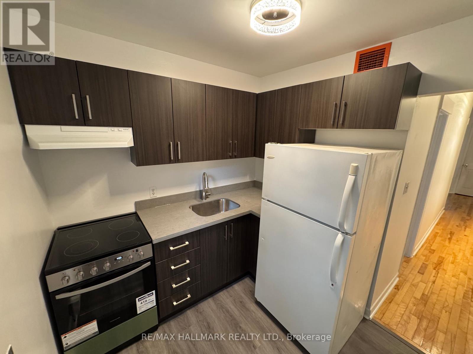 Upper - 57 Hiawatha Avenue, Toronto, Ontario  M4L 2X7 - Photo 2 - E12461818