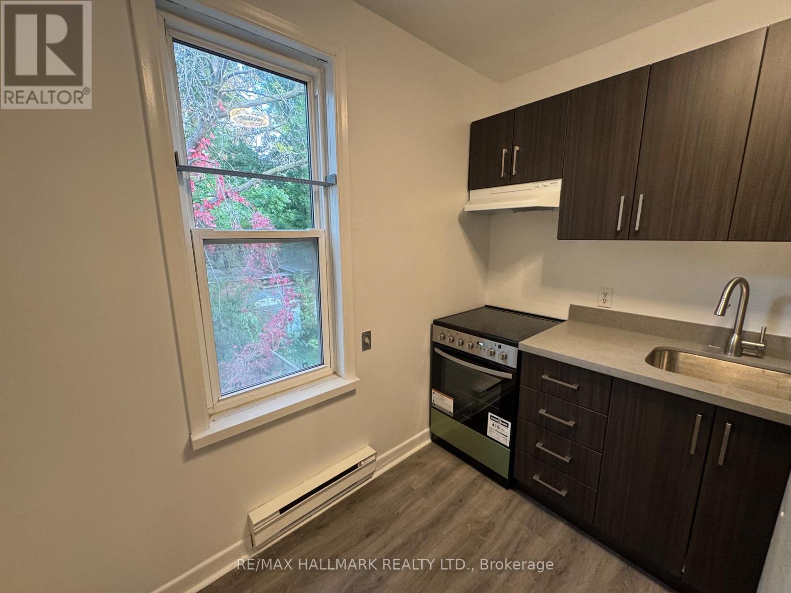 Upper - 57 Hiawatha Avenue, Toronto, Ontario  M4L 2X7 - Photo 4 - E12461818