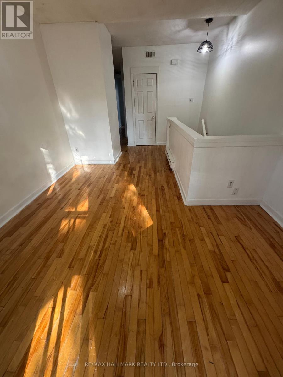 Upper - 57 Hiawatha Avenue, Toronto, Ontario  M4L 2X7 - Photo 5 - E12461818
