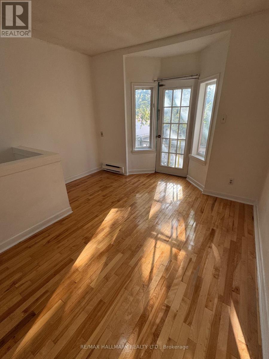 Upper - 57 Hiawatha Avenue, Toronto, Ontario  M4L 2X7 - Photo 6 - E12461818