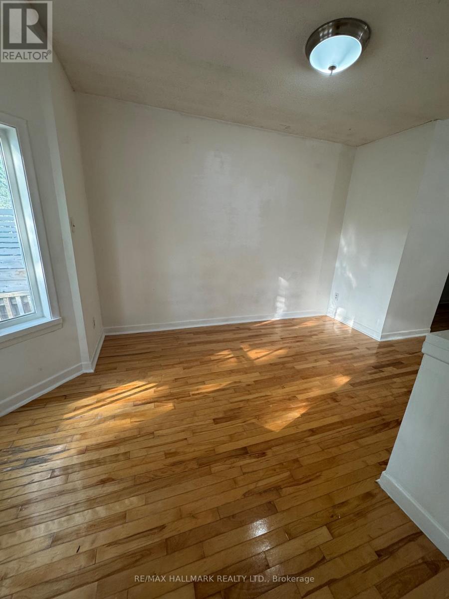 Upper - 57 Hiawatha Avenue, Toronto, Ontario  M4L 2X7 - Photo 7 - E12461818