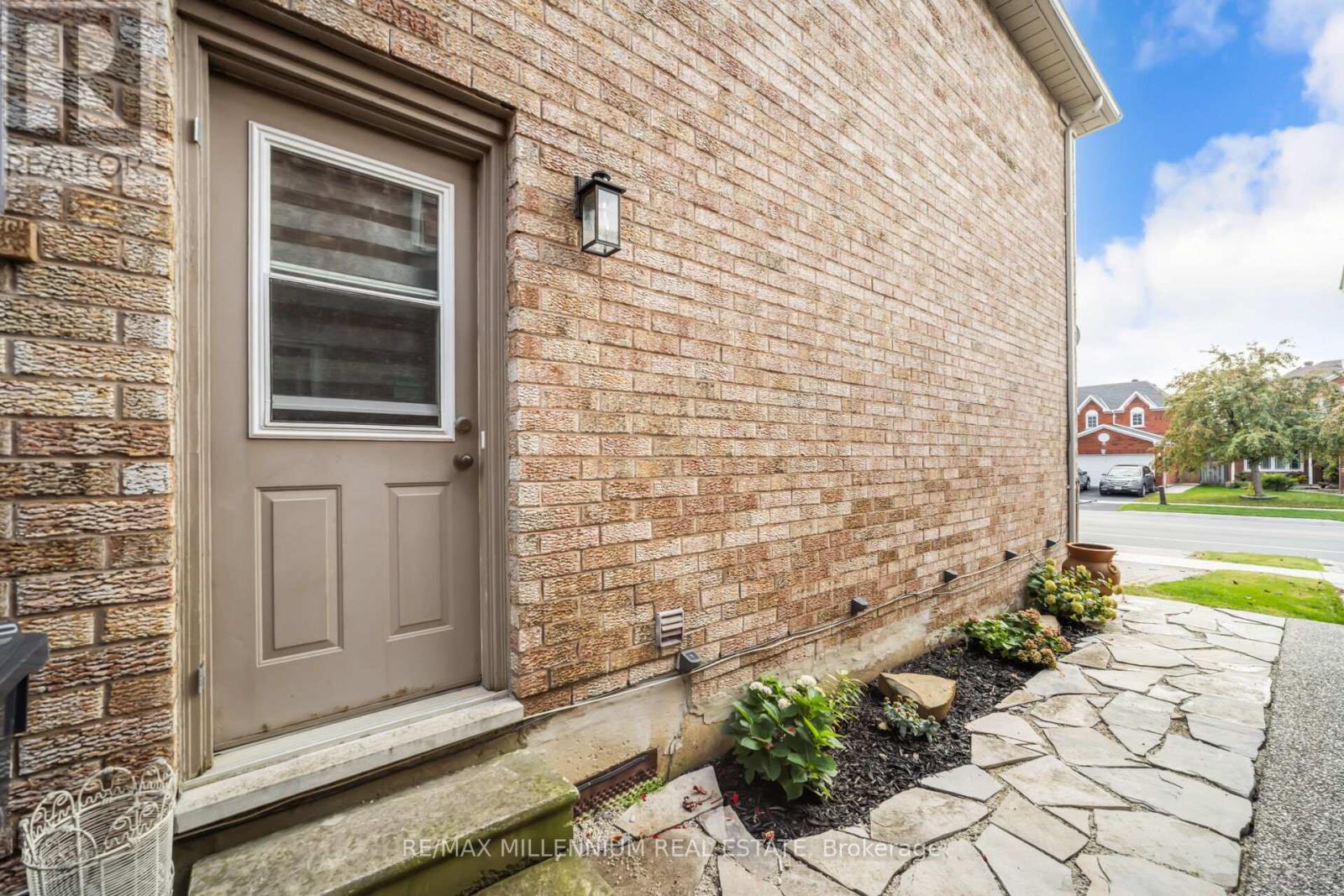 6881 Forest Park Drive, Mississauga (Lisgar), Ontario  L5N 6X7 - Photo 5 - W12461810