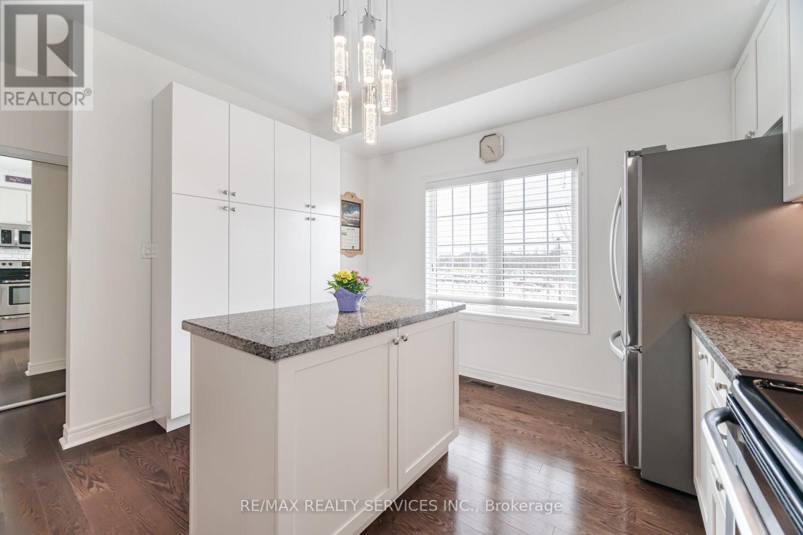 22 Mcdevitt Lane, Caledon, Ontario  L7C 3S2 - Photo 12 - W12461829