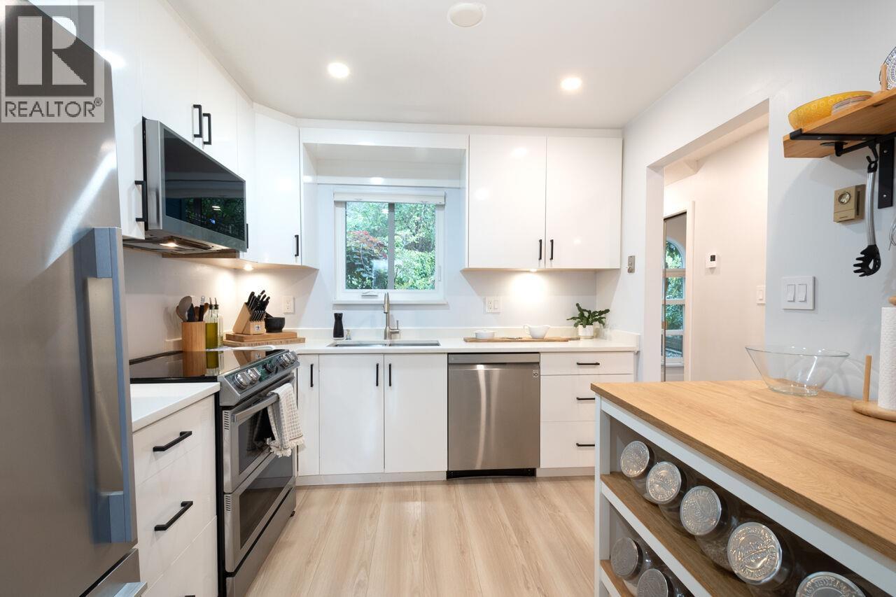 31 900 W 17th Street, North Vancouver, British Columbia  V7P 3K5 - Photo 2 - R3058430