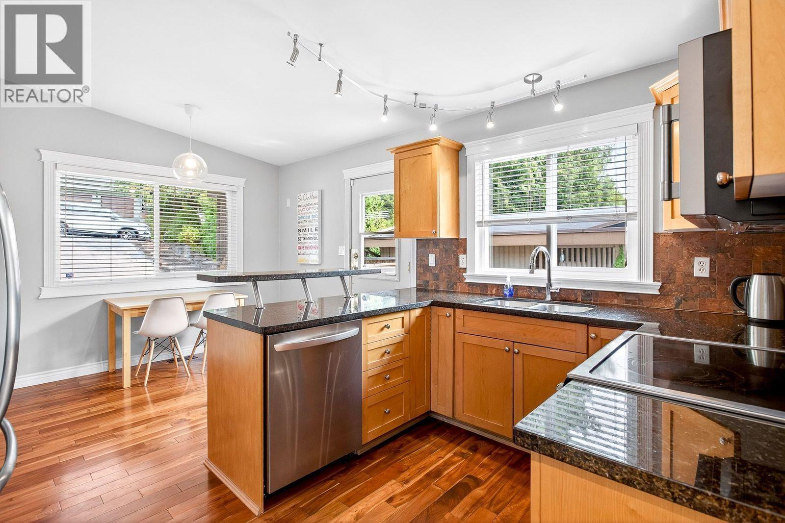 320 Dartmoor Drive, Coquitlam, British Columbia  V3K 5R3 - Photo 8 - R3058395