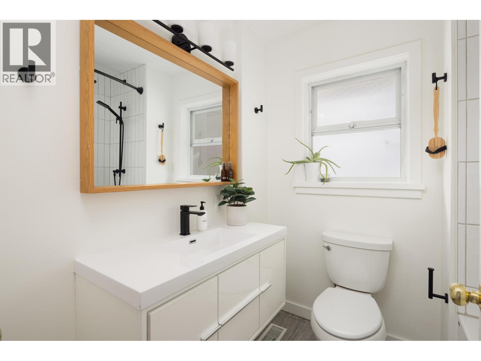 1231 Cloverley Street, North Vancouver, British Columbia  V7L 1N7 - Photo 11 - R3058441