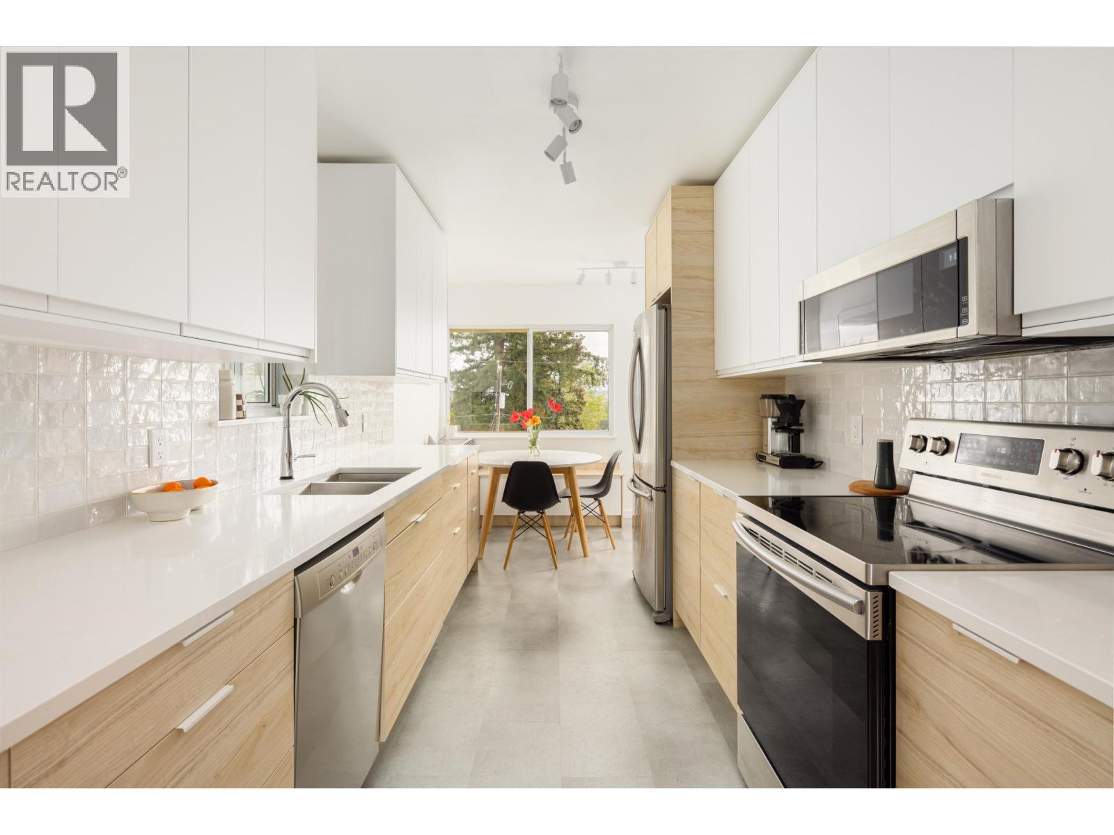 1231 Cloverley Street, North Vancouver, British Columbia  V7L 1N7 - Photo 9 - R3058441