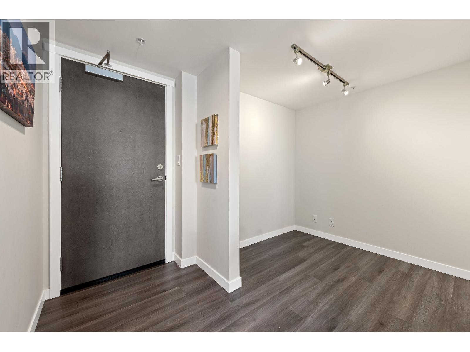 2301 3096 Windsor Gate, Coquitlam, British Columbia  V3B 0P4 - Photo 2 - R3058284