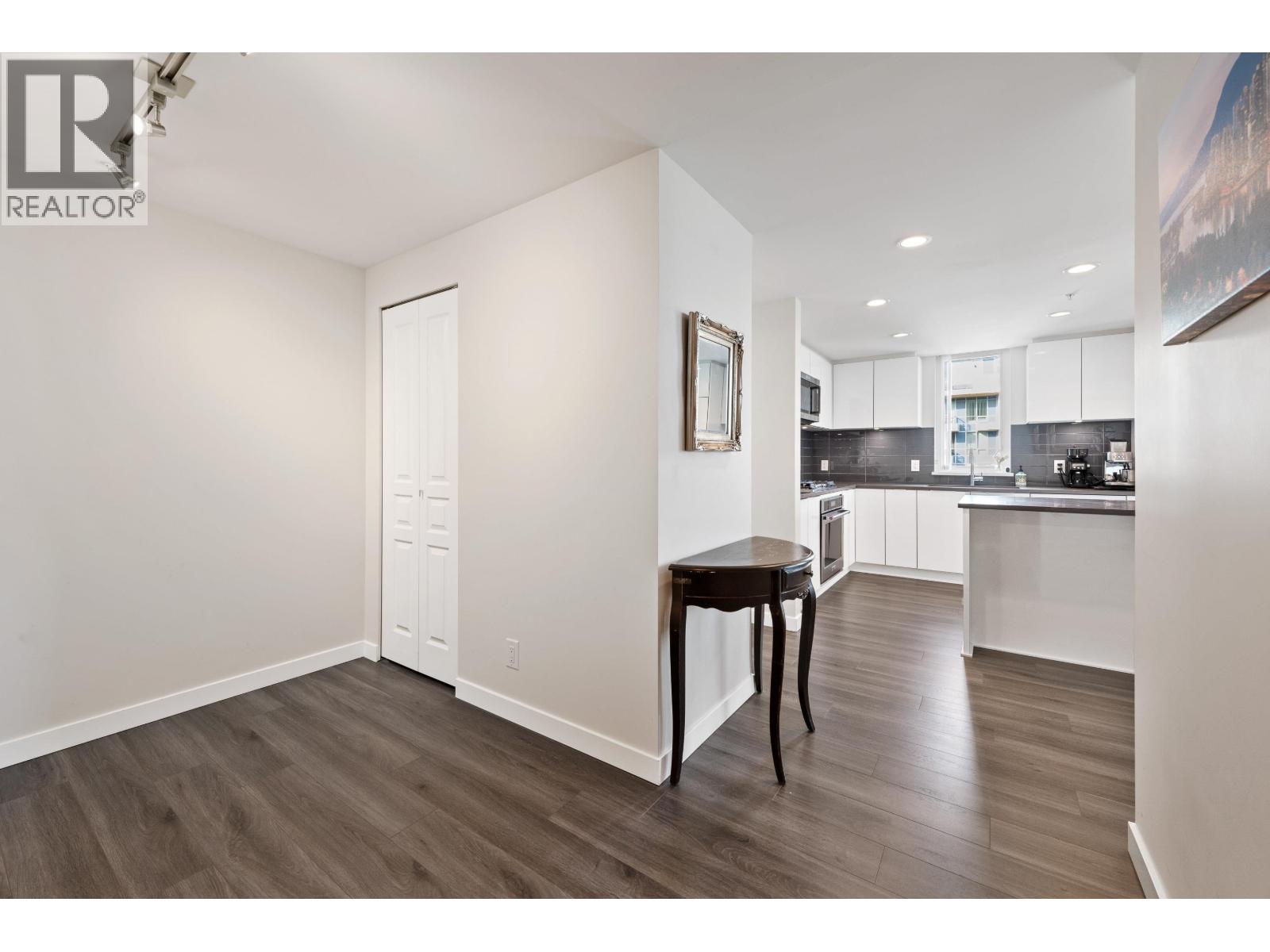 2301 3096 Windsor Gate, Coquitlam, British Columbia  V3B 0P4 - Photo 4 - R3058284