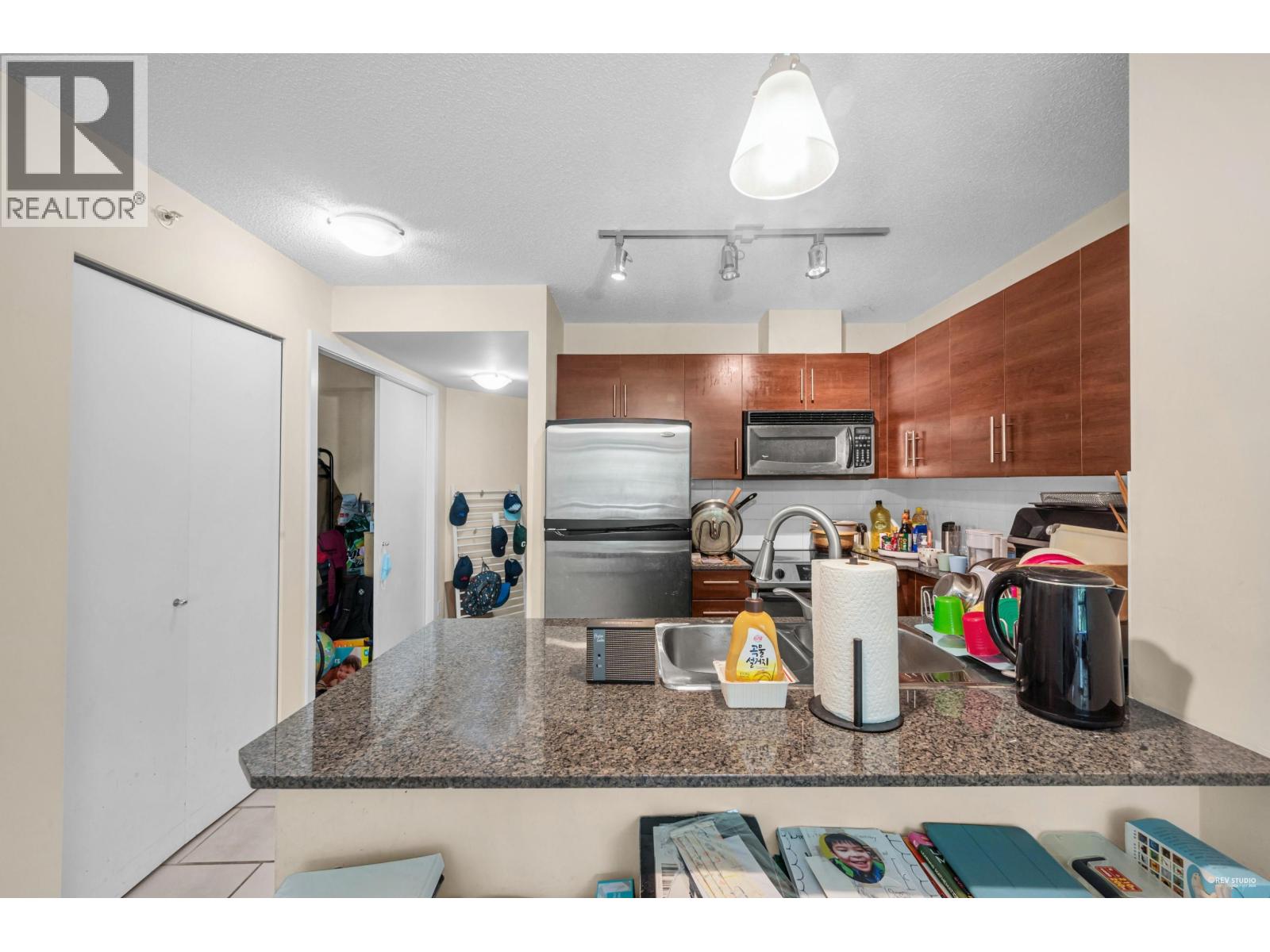 304 833 Agnes Street, New Westminster, British Columbia  V3M 0B1 - Photo 3 - R3056311