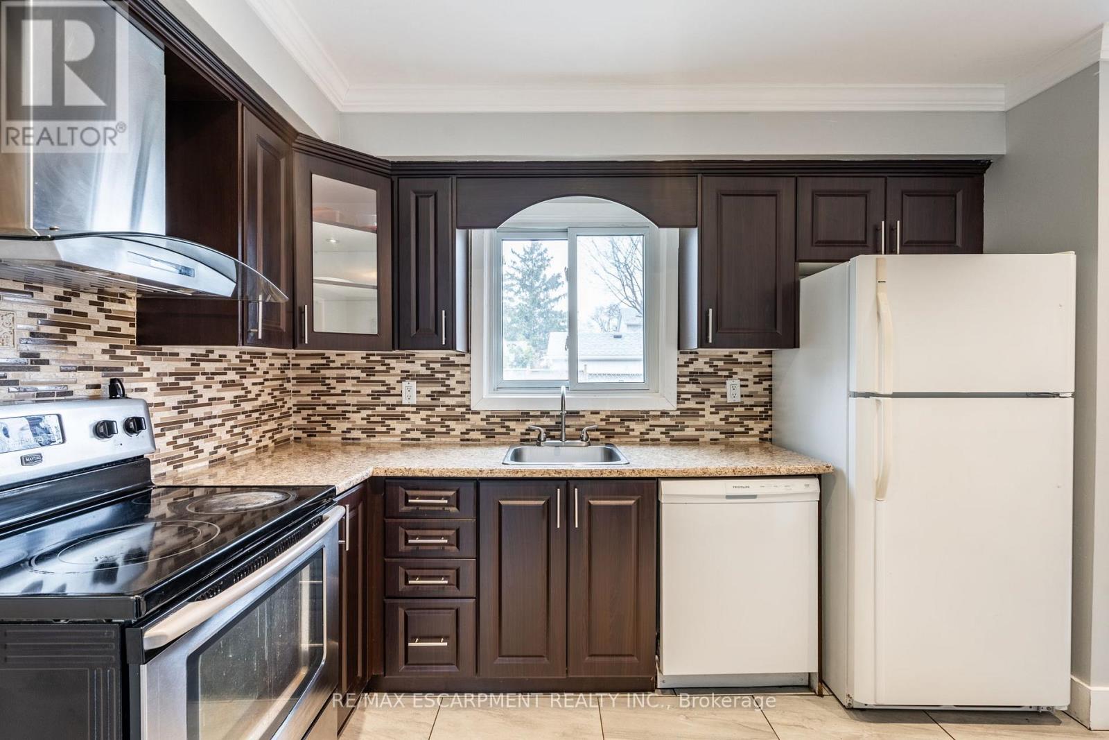 120 Chilton Drive, Hamilton, Ontario  L8J 1M5 - Photo 17 - X12461359