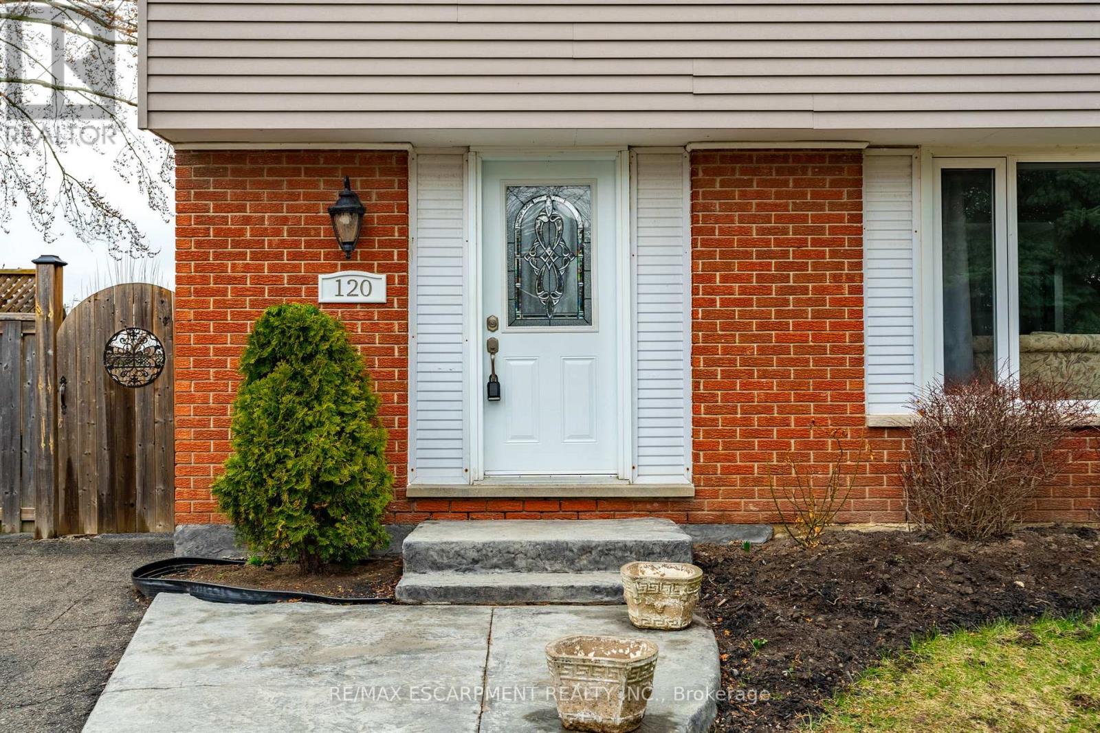 120 Chilton Drive, Hamilton, Ontario  L8J 1M5 - Photo 2 - X12461359