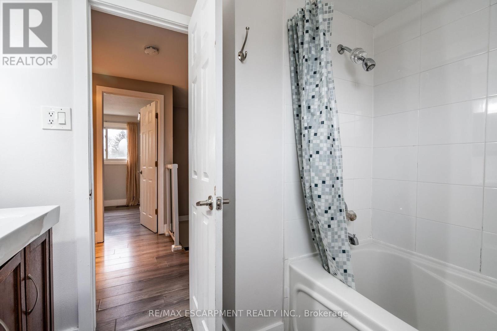 120 Chilton Drive, Hamilton, Ontario  L8J 1M5 - Photo 25 - X12461359