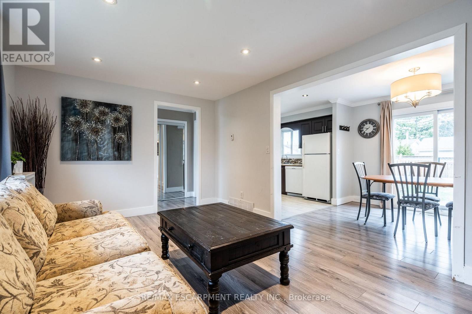 120 Chilton Drive, Hamilton, Ontario  L8J 1M5 - Photo 8 - X12461359