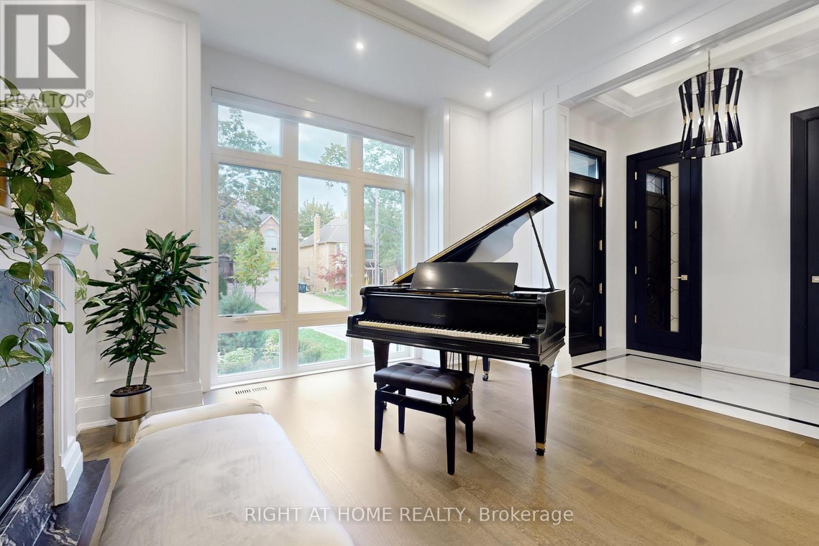 10 Aneta Circle, Toronto, Ontario  M2M 3J2 - Photo 3 - C12461838