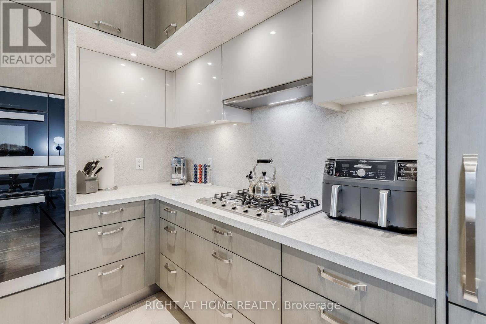 301 - 455 Wellington Street W, Toronto, Ontario  M5V 0V8 - Photo 11 - C12461841