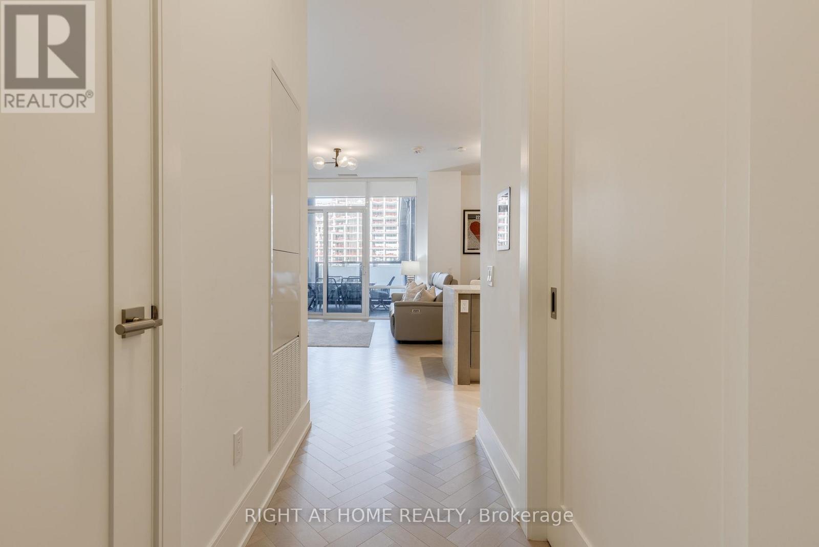301 - 455 Wellington Street W, Toronto, Ontario  M5V 0V8 - Photo 4 - C12461841