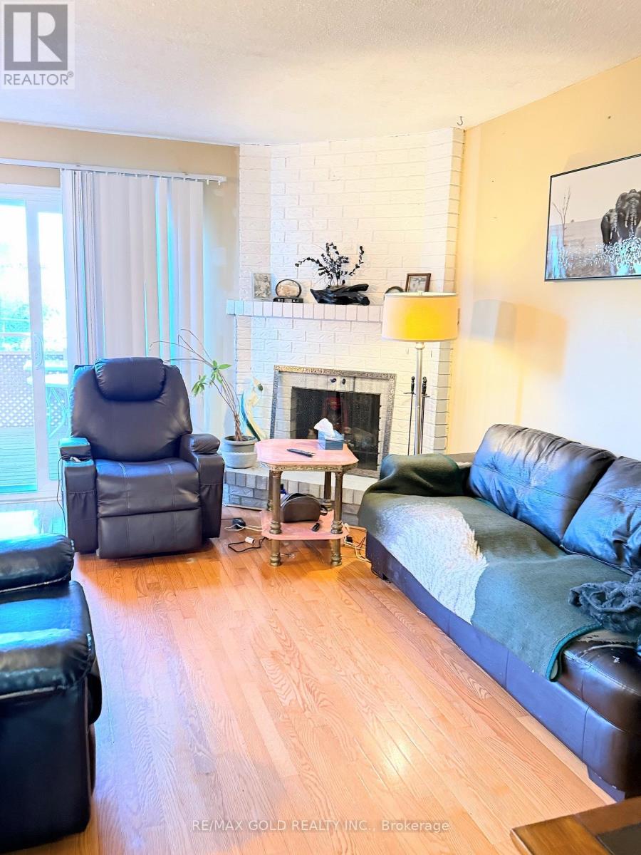 40 Glen Hollow Avenue, Toronto, Ontario  M9W 6C6 - Photo 4 - W12419347