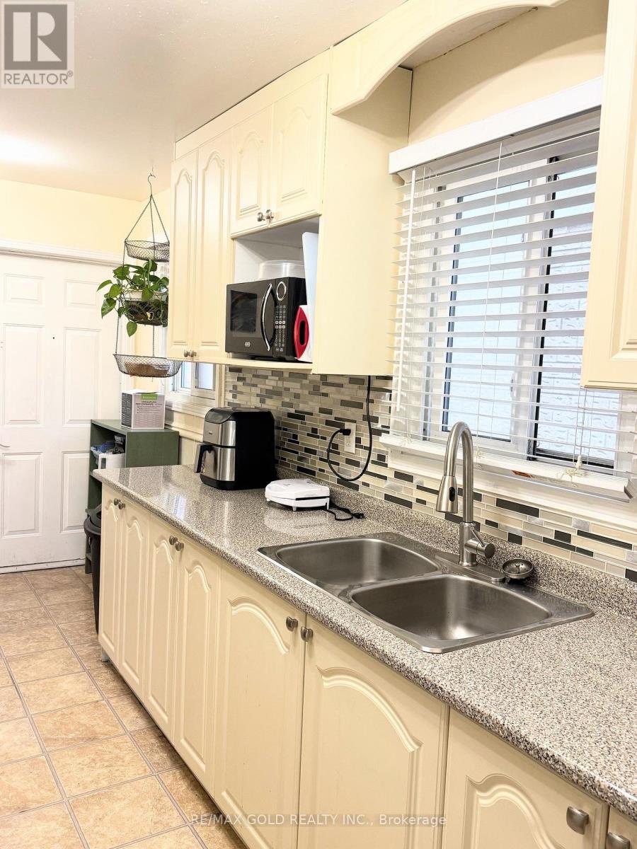 40 Glen Hollow Avenue, Toronto, Ontario  M9W 6C6 - Photo 5 - W12419347