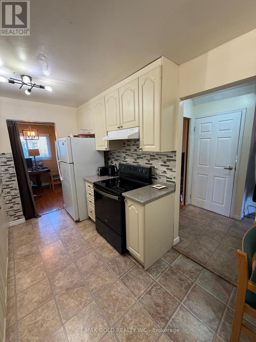40 Glen Hollow Avenue, Toronto, Ontario  M9W 6C6 - Photo 7 - W12419347