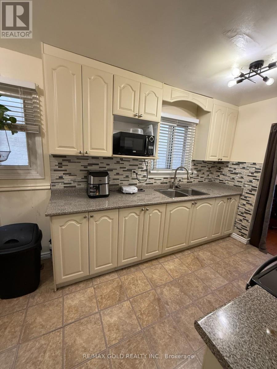 40 Glen Hollow Avenue, Toronto, Ontario  M9W 6C6 - Photo 8 - W12419347