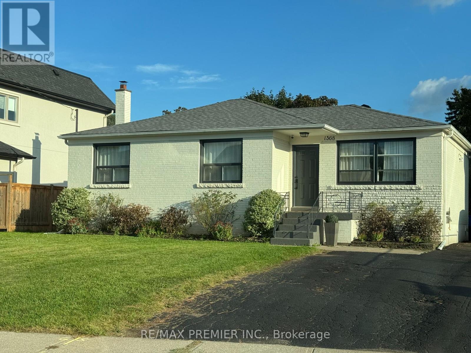 1368 Tansley Drive, Oakville, Ontario  L6L 2N4 - Photo 9 - W12429051
