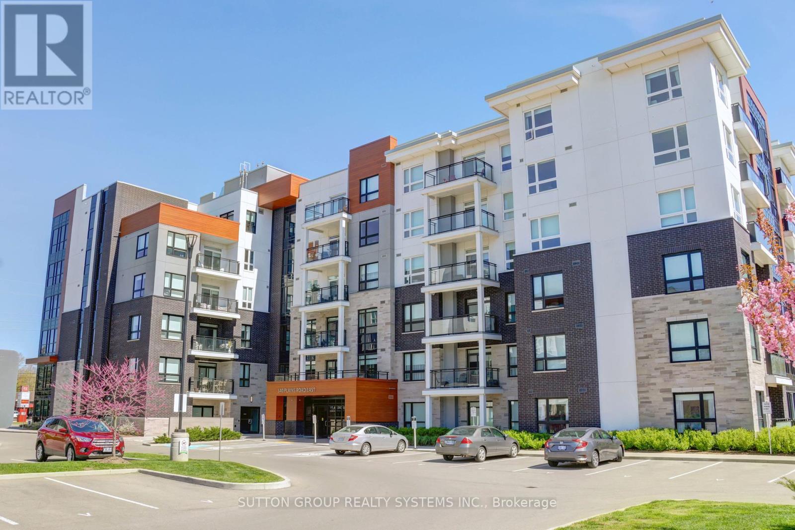 402 - 340 Plains Road E, Burlington, Ontario  L7T 0C2 - Photo 2 - W12461840