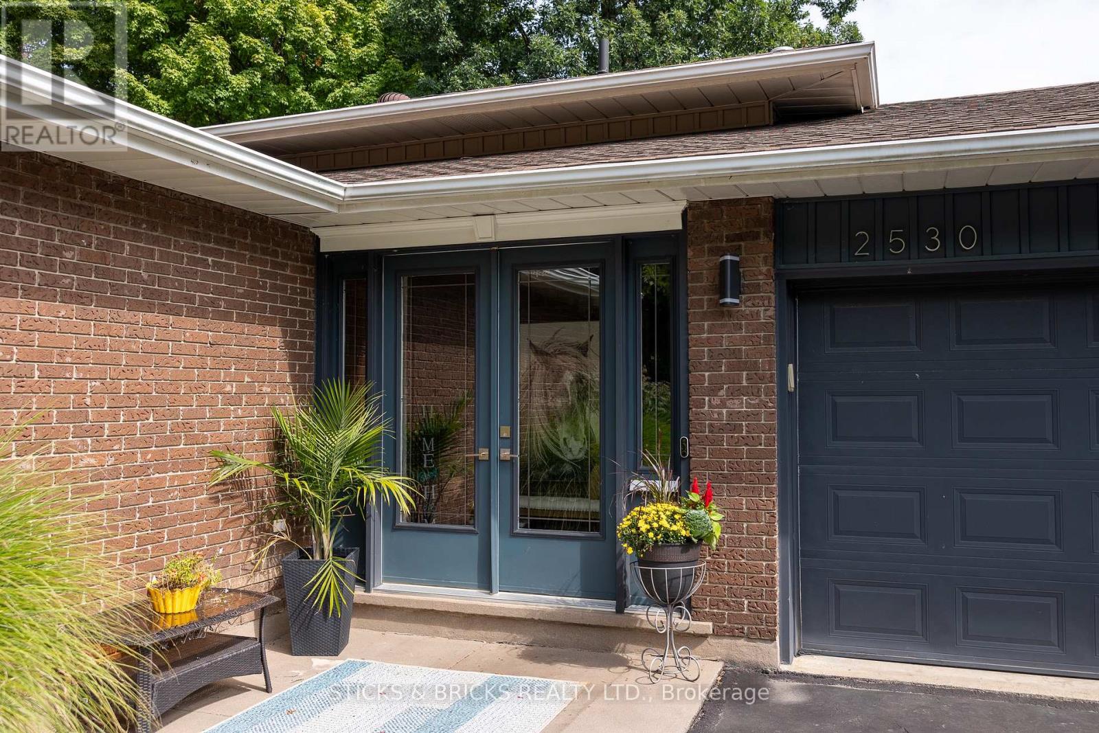 2530 Dorchester Road, Niagara Falls, Ontario  L2J 2Y8 - Photo 4 - X12461863