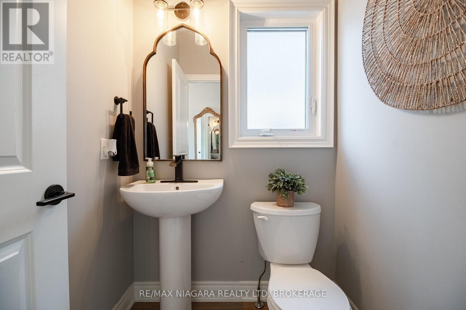 6 Myrtle Street N, Pelham, Ontario  L0S 1E6 - Photo 6 - X12461868