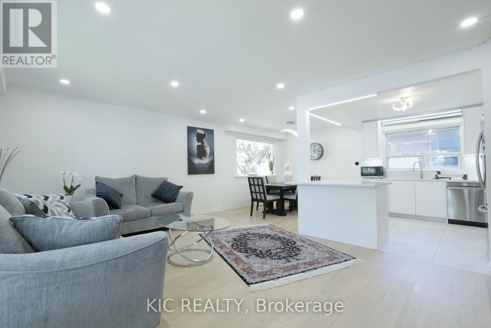 249 Tampico Road, Richmond Hill, Ontario  L4C 4R8 - Photo 5 - N12461851