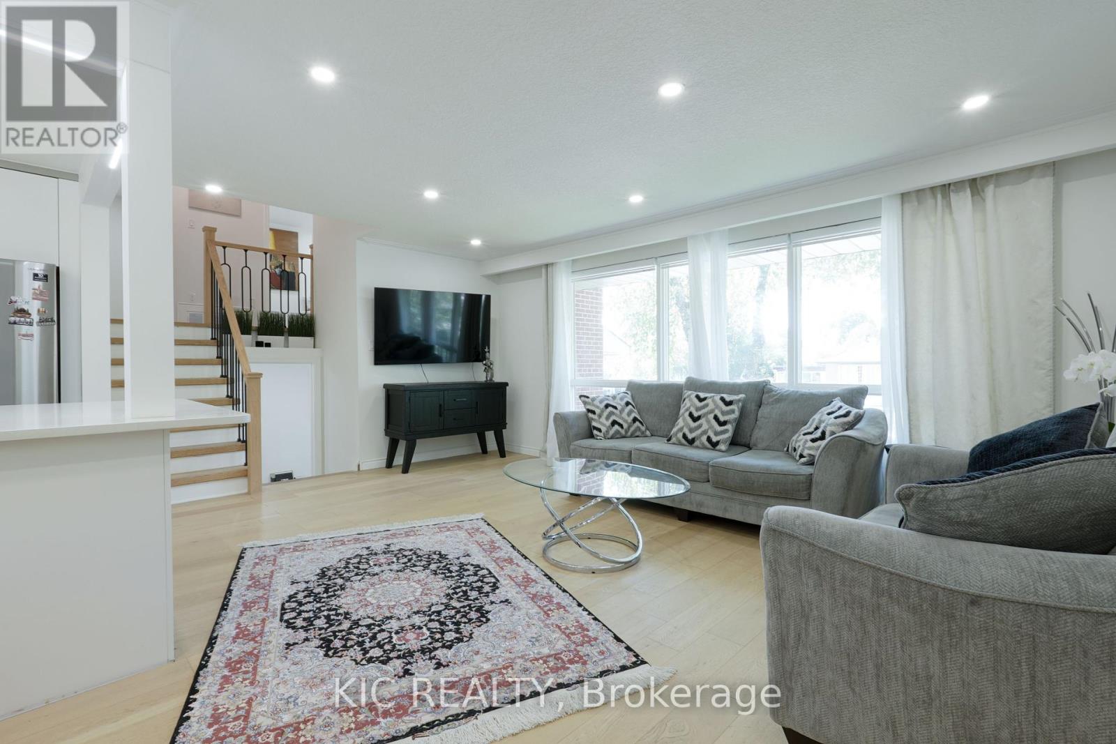 249 Tampico Road, Richmond Hill, Ontario  L4C 4R8 - Photo 6 - N12461851