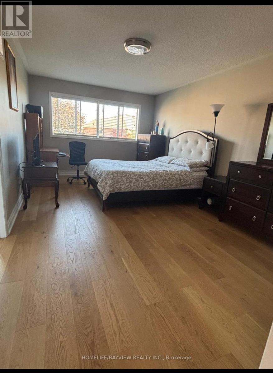 16 Selkirk Drive, Richmond Hill, Ontario  L4B 4P5 - Photo 4 - N12461859