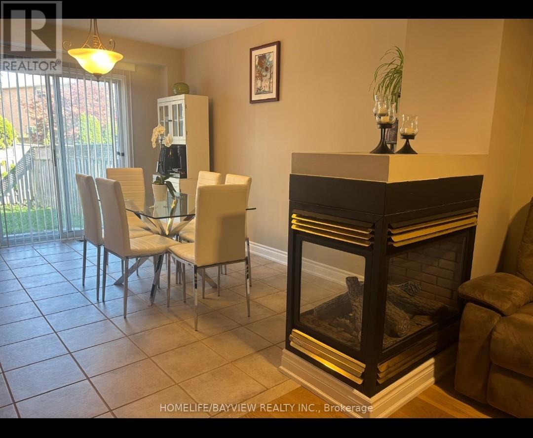 16 Selkirk Drive, Richmond Hill, Ontario  L4B 4P5 - Photo 6 - N12461859