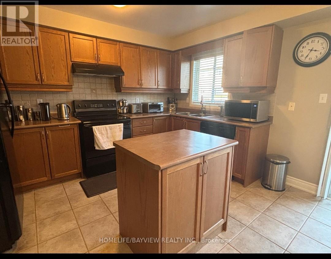 16 Selkirk Drive, Richmond Hill, Ontario  L4B 4P5 - Photo 7 - N12461859