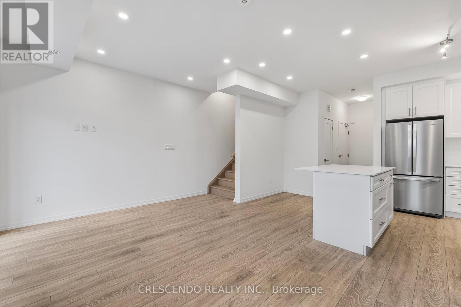 21 - 22 Lytham Green Circle, Newmarket, Ontario  L3Y 0H5 - Photo 10 - N12461874