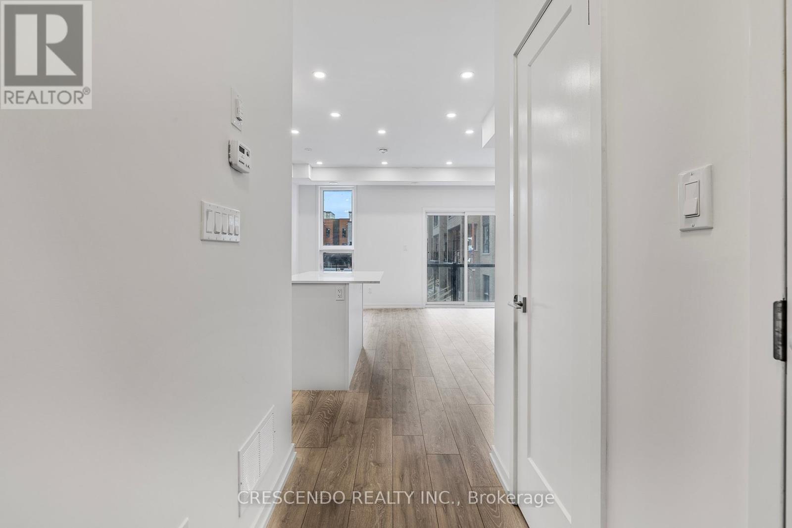 21 - 22 Lytham Green Circle, Newmarket, Ontario  L3Y 0H5 - Photo 3 - N12461874