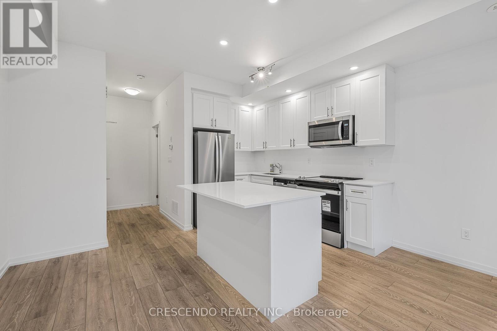 21 - 22 Lytham Green Circle, Newmarket, Ontario  L3Y 0H5 - Photo 5 - N12461874