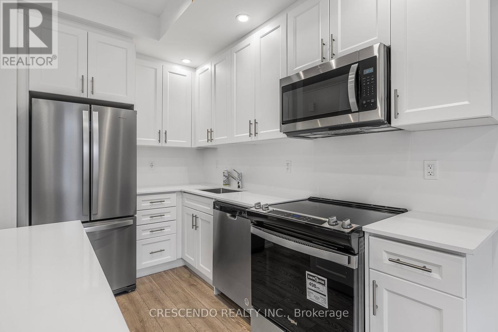 21 - 22 Lytham Green Circle, Newmarket, Ontario  L3Y 0H5 - Photo 6 - N12461874