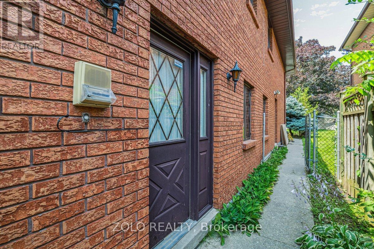 95 Pemberton Road, Richmond Hill, Ontario  L4C 3T6 - Photo 3 - N12461880
